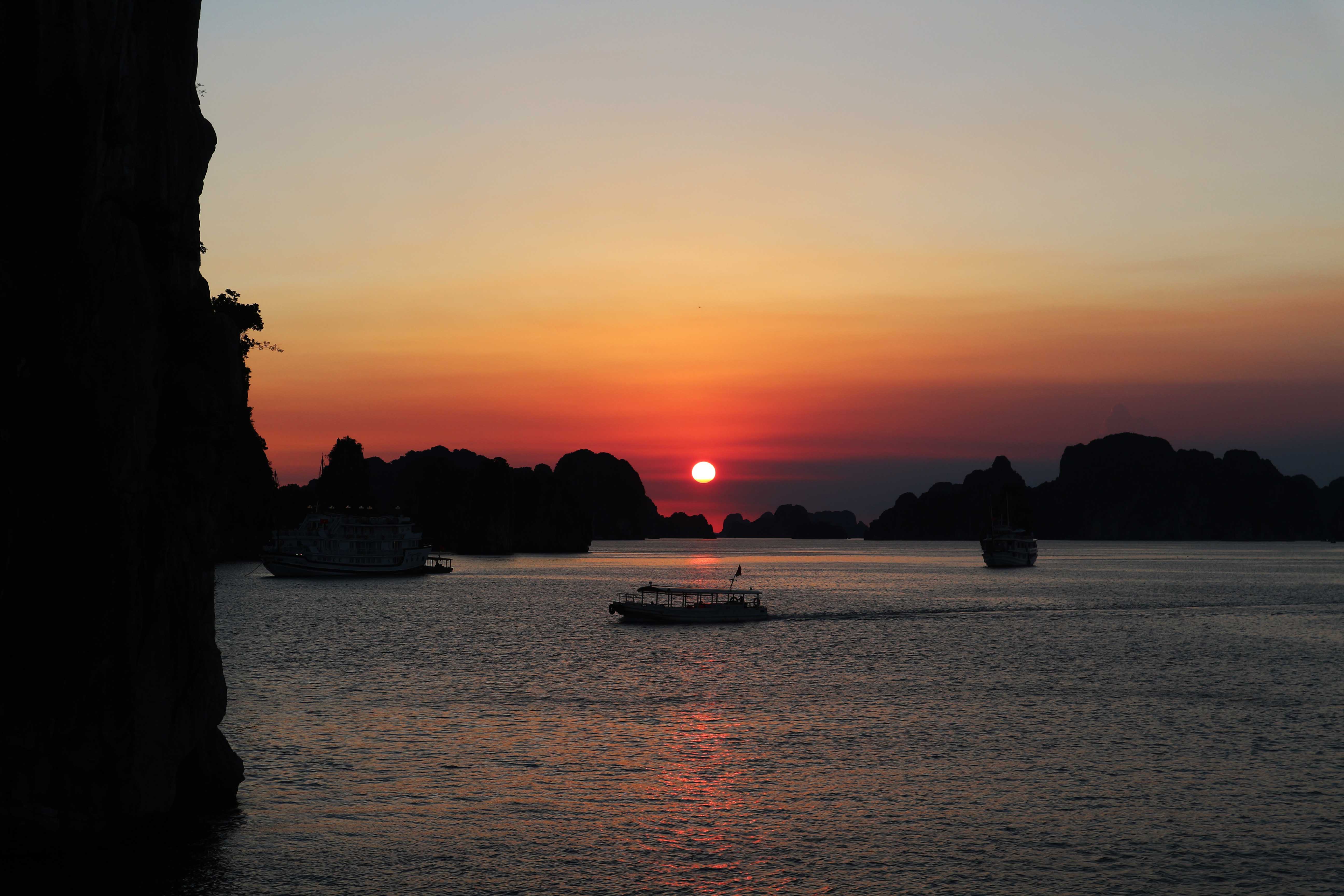 Halong Bay sunset Vietnam_Tulipando