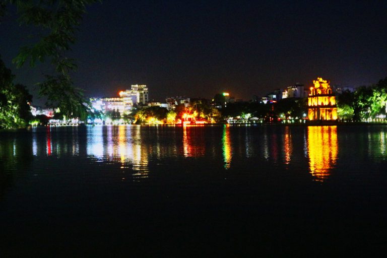 Hanoi_Lago Hoan Kiem- Lago della spada restituita Vietnam_Tulipando